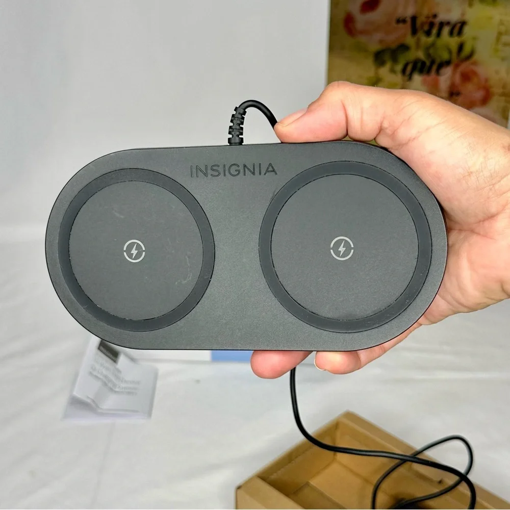 Insignia Qi Wireless Dual Charging Station